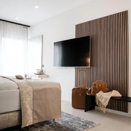 The Newsha Signature 4*