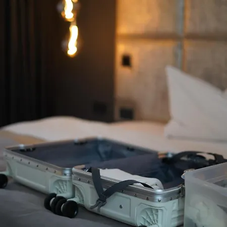 The Newsha Signature מולהיים אן דר רור